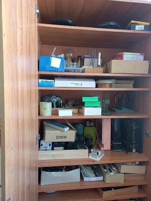 Шкаф с оборудованием для лабораторных работ по физике